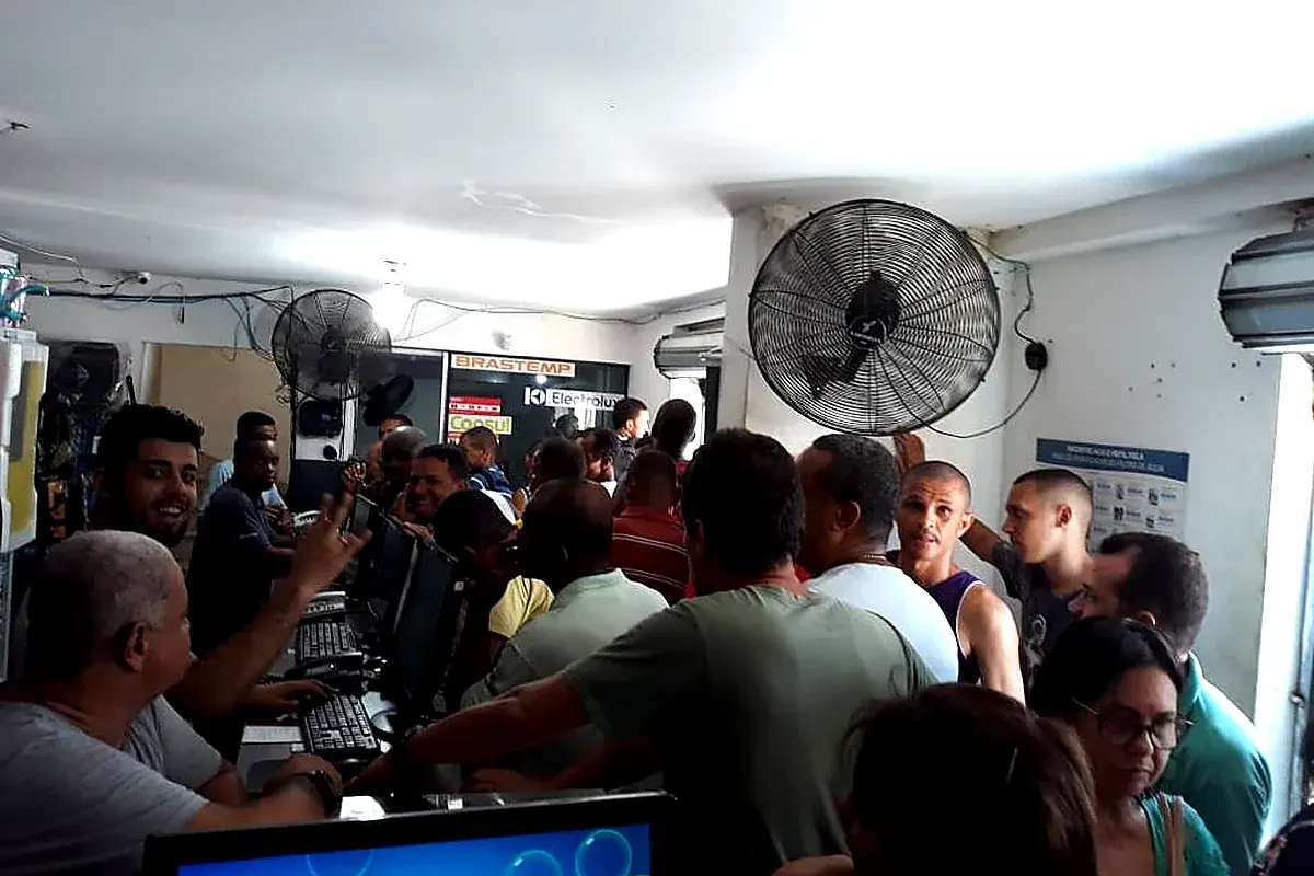 Balcão da JR Refrigeração cheio de clientes em atendimento